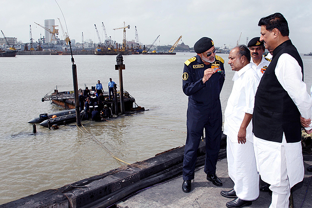 В порт Мумбаи прибыл глава минобороны Индии А. К. Энтони, который контролирует работу специальной комиссии по расследованию случившегося ЧП