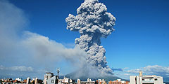 Японский город Кагосима, расположенный у подножия вулкана Сакурадзима, буквально накрыло облаком выброшенного им пепла. Жителям погрузившегося во тьму города пришлось надеть маски, взять зонты и включить фары машин