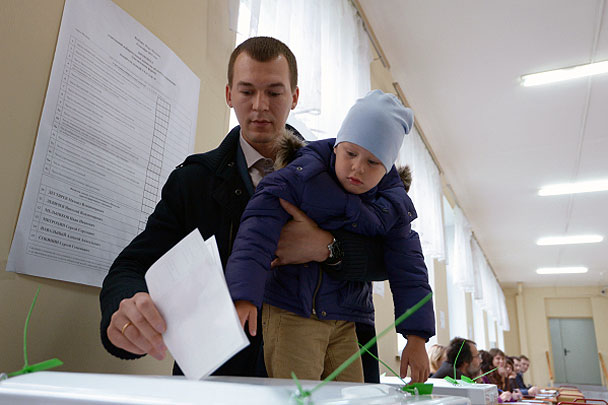 Кандидат от ЛДПР Михаил Дегтярев пришел на избирательный участок с сыном
