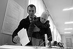 Кандидат от ЛДПР Михаил Дегтярев пришел на избирательный участок с сыном&#160;(фото: РИА "Новости")