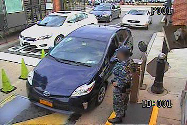 Алексис провел свой арендованный автомобиль – синюю Toyota Prius – сквозь главные ворота «Нейви-ярда» (здесь и далее – перевод подписей к фото на сайте ФБР)