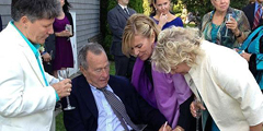 Бывший президент США Джордж Буш выступил в роли официального свидетеля на однополой свадьбе. Он помог соединить судьбы Бонни Клемент и Хелен Торгалсен, которые вместе владеют магазином в штате Мэн. Последняя разместила фото ставящего подпись политика у себя в Facebook