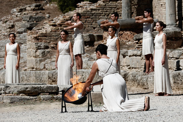 Атлеты исполнили традиционный танец без оружия во время зажжения огня – в знак отказа от войн во время Олимпиады
