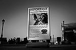 «Статуя Свободы и Эллис-Айленд временно закрыты из-за приостановки работы правительства. Если у вас уже куплены билеты на их посещение, вы можете обменять их на обзорную экскурсию по Нью-Йорку», – гласит вывеска на пристани, откуда отходят туристические кораблики к «Леди Свободе»&#160;(фото: Reuters)