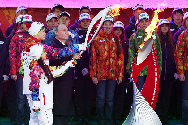 Владимир Путин принял от факелоносцев символ Олимпийских игр