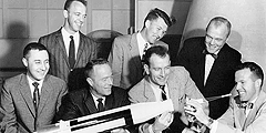 10 октября 2013 года Скотт Карпентер, ставший вторым американским астронавтом, совершившим полет в космос, скончался на 89-м году жизни. На фотографии – астронавты программы «Меркурий», слева направо: Гриссом, Шепард, Карпентер, Ширра, Слейтон, Гленн, Купер. 1962 год