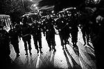 Полиция выстроилась в оцепление, чтобы предотвратить дальнейшие погромы и заставить людей разойтись&#160;(фото: ИТАР-ТАСС)