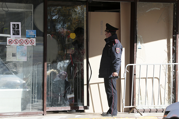 Полицейские охраняют пострадавший во время массовых беспорядков ТЦ «Бирюза»