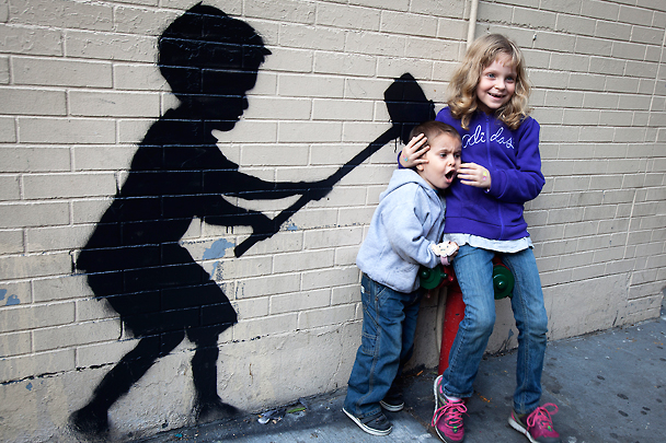 Дети позируют на фоне новой инсталляции Бэнкси в Нью-Йорке