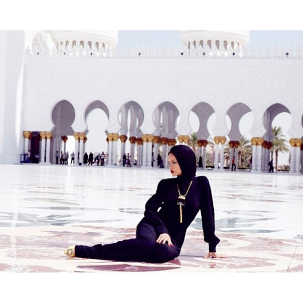Находившаяся в Абу-Даби с концертами американская певица Рианна решила посетить главную достопримечательность города – Большую мечеть шейха Заеда. Однако позы звезды во время фотосессии во дворе мечети возмутили сотрудников, и они ее выгнали с территории комплекса