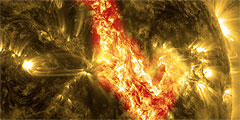 Ученые НАСА разглядели на Солнце «огненный каньон». Его структура выглядит как долина, заполненная огромным потоком пламени. Его длина составляет примерно 322 тысячи километров. Снимок поможет проследить направление линий магнитного поля, а также то, как образуются магнитные петли. На снимке красным цветом представлена плазма, нагретая до 50 тысяч градусов по Цельсию. Желтый цвет показывает  нагревание до температуры в 556 тысяч градусов Цельсия, а коричневый отображает температуру в 1 миллион градусов