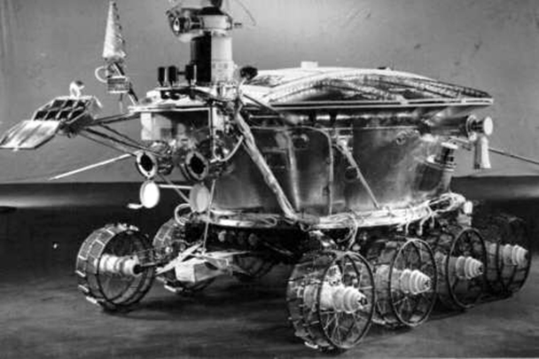 «Луноход-1» (аппарат 8ЕЛ № 203) – первый в мире планетоход, успешно работавший на поверхности другого небесного тела – Луны. Принадлежит к серии советских дистанционно-управляемых самоходных аппаратов «Луноход» для исследования Луны (проект Е-8), проработал на Луне 11 лунных дней (10,5 земных месяцев)