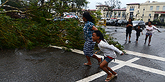 Мощный тропический тайфун «Хаян» обрушился на Филиппины. Максимальная скорость ветра в центре шторма составляет 314 километров в час, тайфуну присвоена высшая, пятая категория опасности