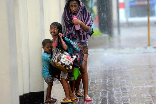 В связи с тайфуном на Филиппинах проходит эвакуация жителей прибрежной полосы. Все сотрудники экстренных служб были приведены в боевую готовность 