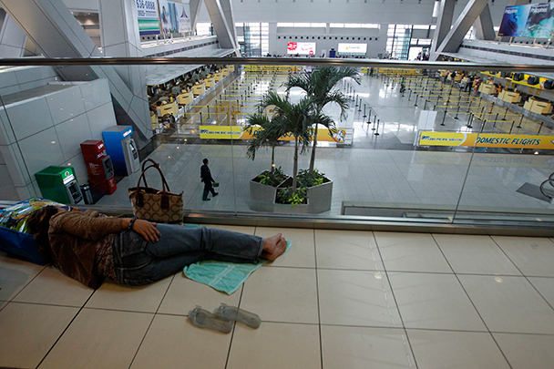 А это сцена из международного аэропорта имени Ниноя Акино в столице страны Маниле. Непогода пришла и сюда