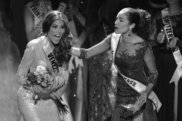 Драгоценную корону стоимостью свыше 120 тыс. долларов победительнице вручила «Мисс Вселенная – 2012» Оливия Калпо