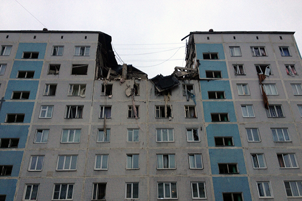 При взрыве произошло частичное обрушение конструкций четырех квартир между 8 и 9 этажами