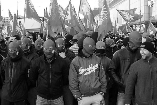 По словам очевидцев, в беспорядках участвовали несколько разрозненных националистических группировок, очевидно, близких к футбольным хулиганам