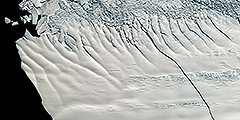 В Южном океане от ледника Пайн Айленд откололся айсберг площадью в 700 кв. метров, что примерно равняется размерам Сингапура. Ледниковая глыба находится в движении и несет угрозу международным морским путям, британские ученые собираются потратить 50 тыс. фунтов на его отслеживание