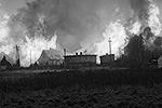 В Польше вблизи поселка Янков Пшигодский произошел взрыв газопровода. Погибли три человека. Пламя бушевало на месте взрыва несколько часов. Причиной взрыва стали неаккуратные земельные работы в районе прохождения газопровода&#160;(фото: EPA/ИТАР-ТАСС)