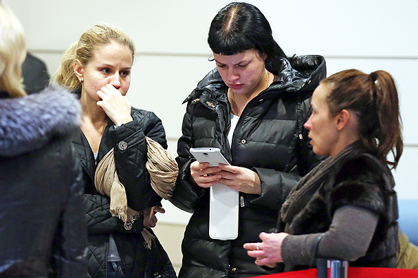 После катастрофы самолеты были направлены на три запасных аэродрома – в Ижевск, Нижнекамск и Чебоксары. Пассажиры и встречающие обмениваются последней информацией