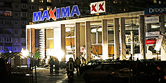 В латвийской столице обрушилась крыша торгового центра Maxima. В результате погибли по меньшей мере 25 человек, в числе которых и трое спасателей. Пострадали около 40 посетителей ТЦ. Сколько человек еще находится под обломками, неизвестно: из-под завалов слышны телефонные гудки
