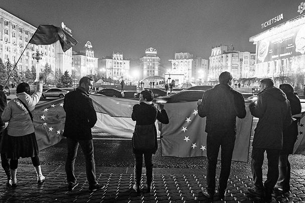 Накануне окружной административный суд Киева принял решение об ограничении проведения акций на Площади независимости в Киеве 22 ноября, запретив, в частности, разбивать там палатки 