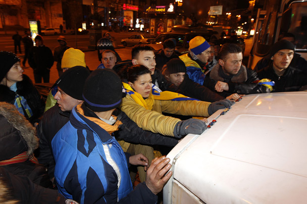 Как говорят в украинском МВД, сначала милиция попросила протестующих уйти с площади, но те отказались и начали активно сопротивляться силовикам. Первые конфликты возникли, когда силовики заблокировали машины с аппаратурой для выступлений