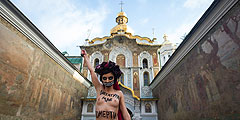 Активистка FEMEN с серпом в руке обнажилась у Киево-Печерской лавры, выступая против разгона сторонников евроинтеграции в украинской столице