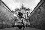 Активистка FEMEN с серпом в руке обнажилась у Киево-Печерской лавры, выступая против разгона сторонников евроинтеграции в украинской столице&#160;(фото: EPA/ИТАР-ТАСС)