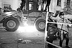 В сторону отрядов милиции полетели камни и тротуарная плитка&#160;(фото: ИТАР-ТАСС)