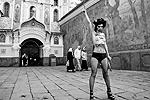 Не остались в стороне от происходящего и активистки FEMEN: одна из них с серпом в руке обнажилась у Киево-Печерской лавры, выступая против разгона сторонников евроинтеграции в украинской столице&#160;(фото: Reuters)