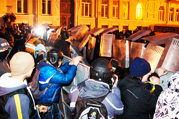 Протестующие закидывали сотрудников «Беркута» камнями и файерами, срывали с них каски и отнимали щиты