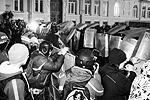 Протестующие закидывали сотрудников «Беркута» камнями и файерами, срывали с них каски и отнимали щиты&#160;(фото: ИТАР-ТАСС)