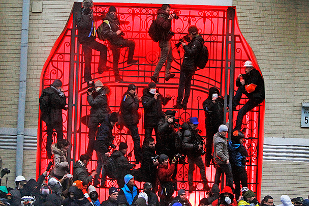 На Майдане, опасаясь штурма со стороны милиции, начали строить баррикады