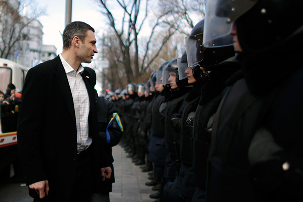 Лидер оппозиционной партии «УДАР» Виталий Кличко требует, чтобы все руководство министерства внутренних дел Украины было привлечено к ответственности за разгон Евромайдана в ночь на субботу, а также за избиение журналистов в ходе других акций протеста в центре Киева