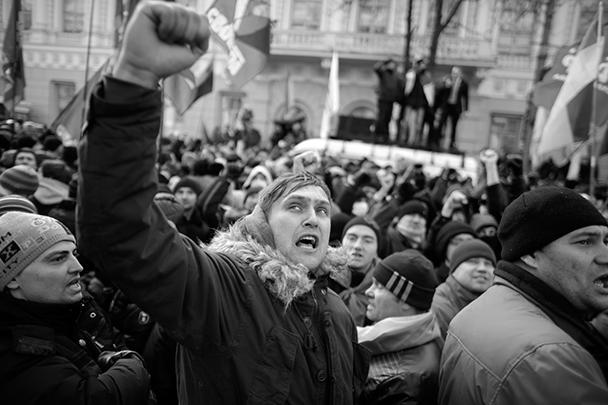 Вблизи Верховной рады сосредоточились тысячи митингующих, которые требуют отставки правительства во главе с Николаем Азаровым. Собравшиеся периодически скандировали «Отставка!» и «Банду геть!»