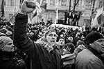 Вблизи Верховной рады сосредоточились тысячи митингующих, которые требуют отставки правительства во главе с Николаем Азаровым. Собравшиеся периодически скандировали «Отставка!» и «Банду геть!»&#160;(фото: Reuters)