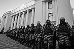 Охраняя Верховную раду, милиция выстроилась в несколько рядов&#160;(фото: Reuters)