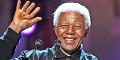 В Йоханнесбурге в возрасте 95 лет ушел из жизни первый чернокожий президент ЮАР, борец с апартеидом Нельсон Мандела. Последние несколько месяцев он боролся с осложнениями после легочной инфекции