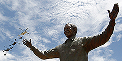В ЮАР открыт памятник национальному герою Нельсону Манделе. Монумент установлен возле президентского дворца Union Buildings в Претории. Именно там в 1994 году прошла инаугурация первого чернокожего президента страны. Решение установить девятиметровую бронзовую статую к столетию дворца было принято давно, а его открытие приурочено к отмечаемому 16 декабря в ЮАР Дню примирения между белым и черным населением