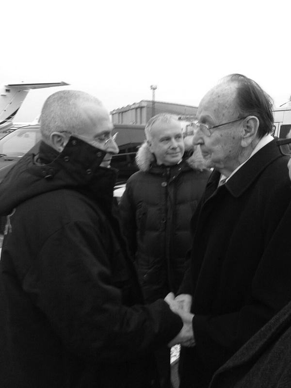 Не прошло и нескольких часов после того, как Михаил Ходорковский был освобожден из колонии, как бывший олигарх на частном самолете вылетел в Германию по приглашению бывшего министра иностранных дел ФРГ Ганса-Дитриха Геншера (справа). На фото – встреча в аэропорту Берлина