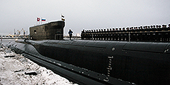 В понедельник на северодвинском заводе «Севмаш» подписан акт приема-передачи атомного ракетного подводного крейсера стратегического назначения «Александр Невский» проекта 955 «Борей». Это первый серийный корабль проекта (второй по счету после головного). Его заложили в 2004 году