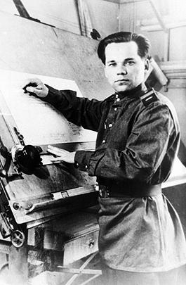 1947 год – год создания легендарного АК-47. Старший сержант Михаил Калашников во время работы над проектом