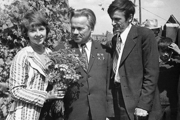 1980 год. Советский конструктор Михаил Калашников с дочерью Натальей и сыном Виктором