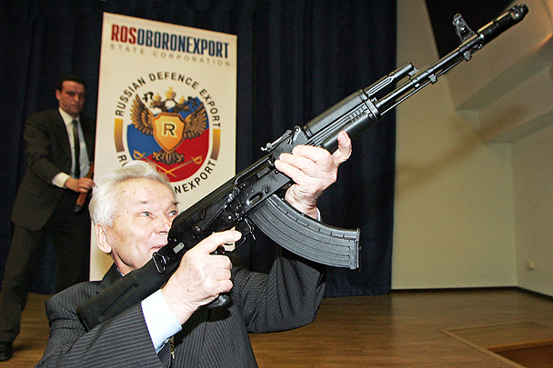 2006 год. Михаил Калашников, главный конструктор концерна «Ижмаш», целится из последней модели винтовки завода