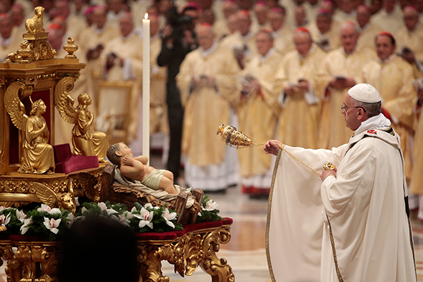 Папа Римский Франциск впервые руководит главной католической рождественской церемонией в своем нынешнем статусе. Он занял Святой Престол в марте этого года