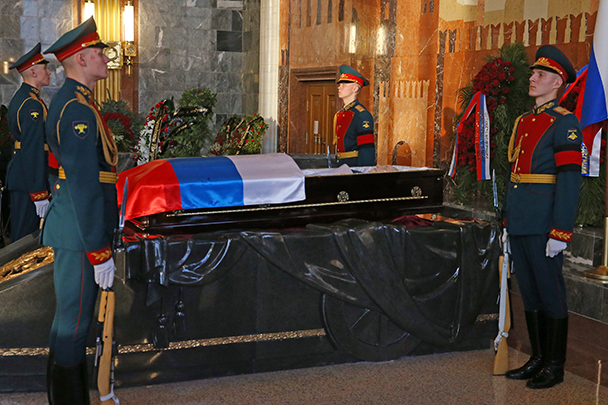 Цветы к гробу возложили замминистра обороны генерал армии Дмитрий Булгаков и другие высокопоставленные представители Минобороны