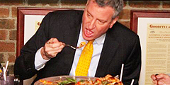 Новый мэр Нью-Йорка Билл де Блазио стал объектом насмешек блогеров. На фотографиях, сделанных в одном из кафе города, видно, что политик не ест пиццу, как это принято у ньюйоркцев, руками, а пользуется ножом и вилкой