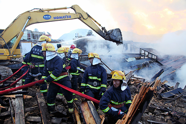 Информации о возможных жертвах и числе разрушенных домов в этом городе пока нет. По данным СМИ, сгорело более 100 традиционных деревянных домов